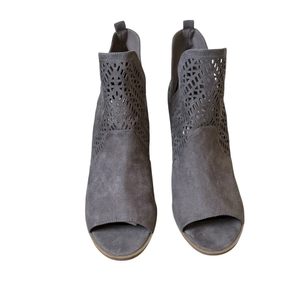 Steve Madden Gray Perforated Block Heel Peep‎ Toe Ankle Booties Women’s 10M